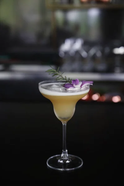 Yellow Cocktail Glass Ice Bar Counter — Stock Photo, Image