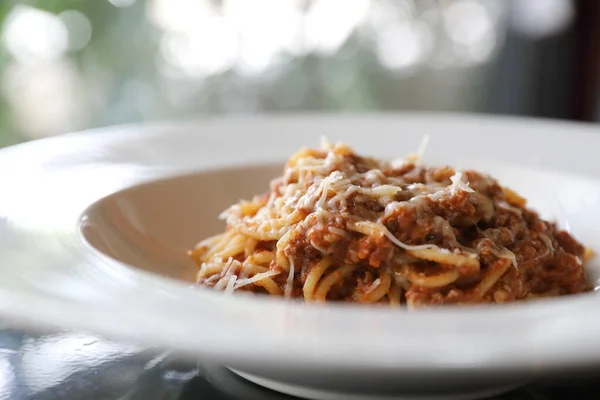 Espaguetis Boloñesa Con Carne Picada Salsa Tomate Adornada Con Queso —  Fotos de Stock