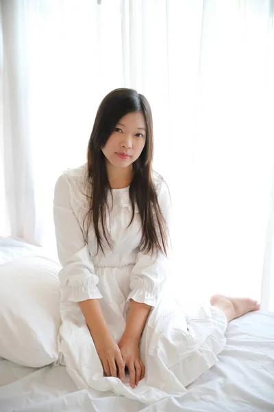 Mädchen Sitzt Mit Kissen Weißen Schlafzimmer — Stockfoto