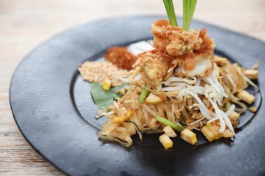 Tayland lokantası Tayland yemeği karidesli kızarmış şehriye.