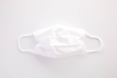 Beyaz arkaplanda izole edilmiş beyaz maske