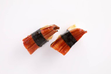 Suşi yılan balığı nigiri suşi Japon yemeği beyaz arka planda izole edilmiş.