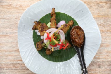 Koyu kahverengi masa üstü tavuk satay sokak yemeği aperatifi