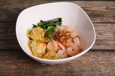 Ahşap zemin üzerinde karides olan karides köftesi.