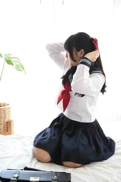 Porträt Japanisch Schulmädchen Dressing Weiß Ton Bett Zimmer — Stockfoto