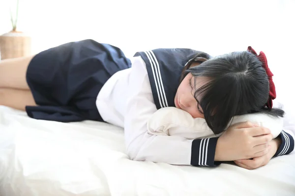 Retrato Japonês Escola Menina Dormindo Com Travesseiro Branco Tom Cama — Fotografia de Stock