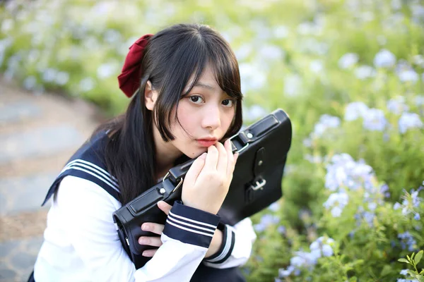 Asiatico Scuola Ragazza Seduta Con Fiore Giardino Sfondo — Foto Stock