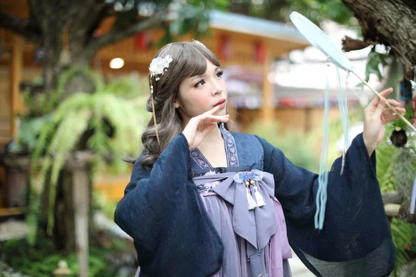 Menina Asiática Com Vestido Moda Lolita Fundo Jardim — Fotografia de Stock