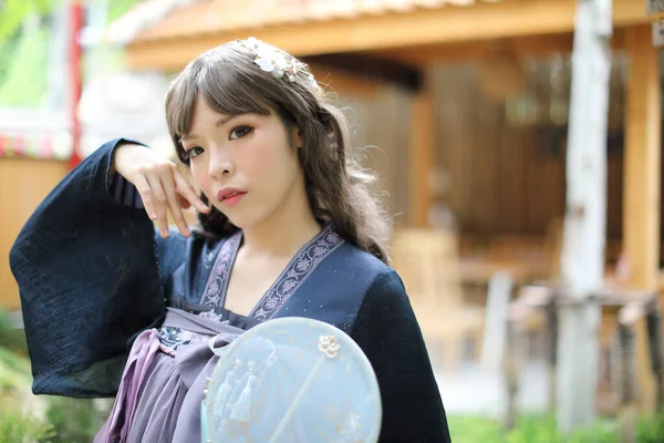 Menina Asiática Com Vestido Moda Lolita Fundo Jardim — Fotografia de Stock