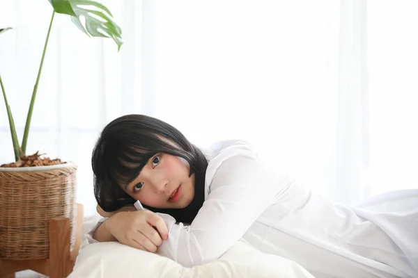 Portré Gyönyörű Ázsiai Lány Alszik Ágyon Fehér Szobában — Stock Fotó