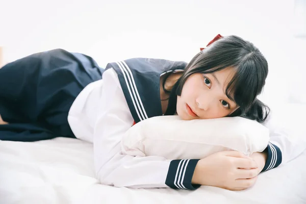 Japon Liseli Kızın Beyaz Tonlu Yatak Odasında Yastıkla Uyuduğu Portre — Stok fotoğraf