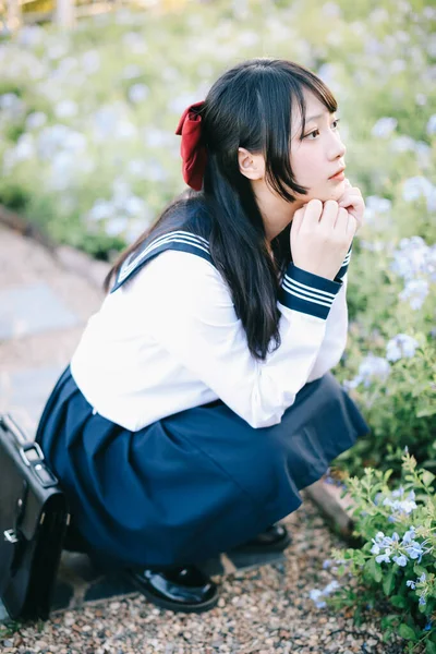 Asiatique École Fille Assis Avec Fleur Jardin Fond — Photo