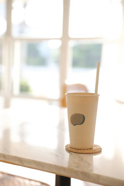 Ledová Káva Papírovým Sklem Kavárně Pozadí — Stock fotografie