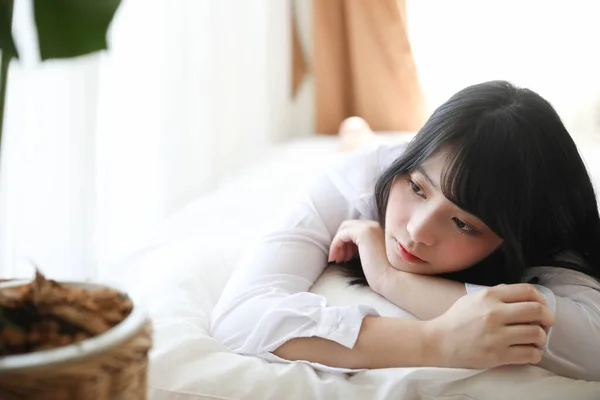 Potret Indah Asia Gadis Tidur Tempat Tidur Ruang Putih — Stok Foto