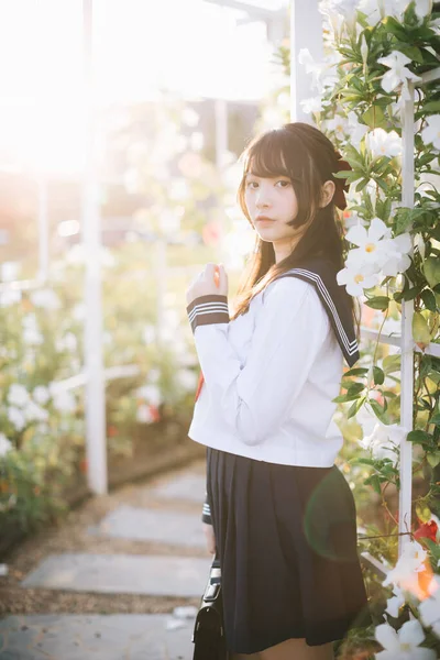 Asiatico Scuola Ragazza Fiore Giardino Bacground — Foto Stock