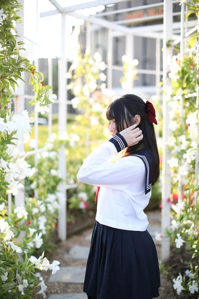 Escola Asiática Menina Andar Olhar Com Flor Jardim Fundo — Fotografia de Stock