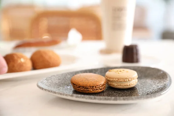 Sobremesa Macaron Marrom Fundo Cafeteria — Fotografia de Stock