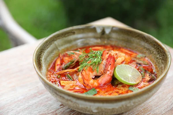 ユムスープ タイの伝統的な食べ物スパイシーなエビのスープ — ストック写真