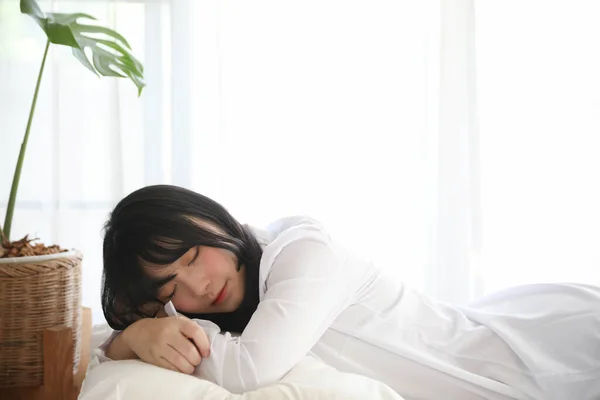 Potret Indah Asia Gadis Tidur Tempat Tidur Ruang Putih — Stok Foto