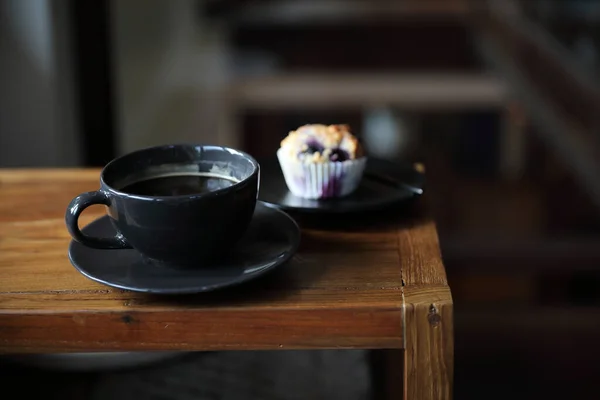 Kahvikuppi Muffinssi Puupöydällä Paikallisessa Kahvilassa — kuvapankkivalokuva