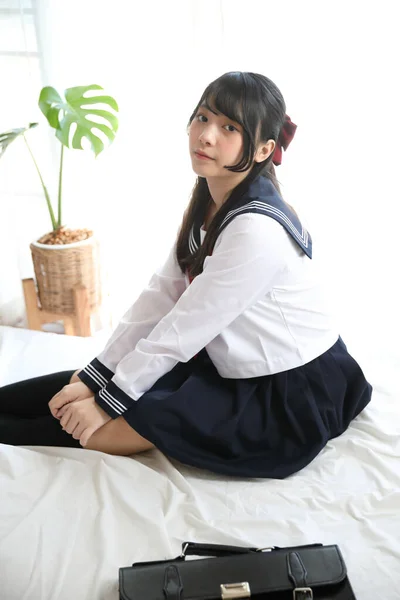 Japans School Meisje Zitten Slaapkamer Wit Toon — Stockfoto
