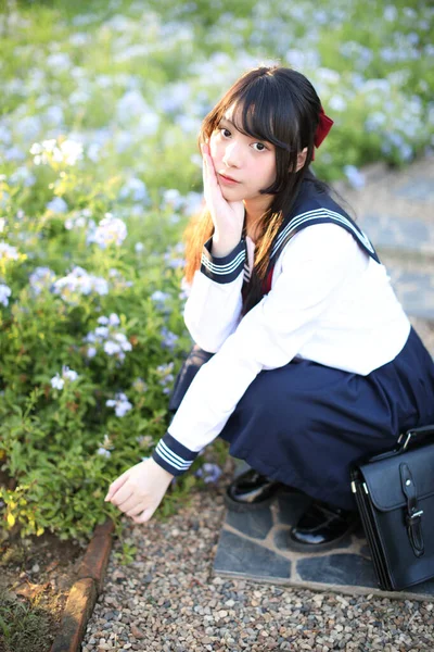 Asiatique École Fille Assis Avec Fleur Jardin Fond — Photo