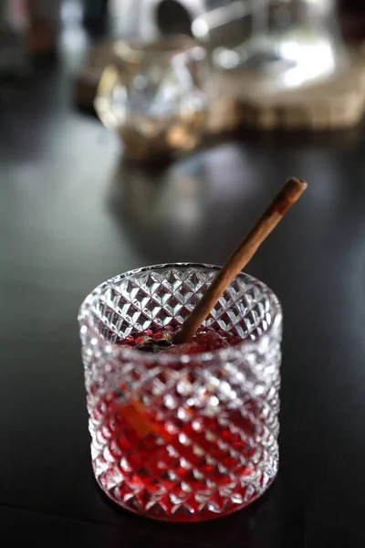 Rosa Cocktailglas Med Vid Bardisken — Stockfoto