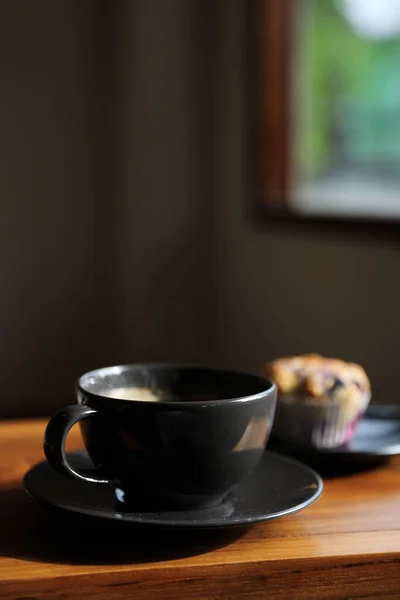 Koffiekopje Met Muffin Houten Tafel Lokale Coffeeshop — Stockfoto