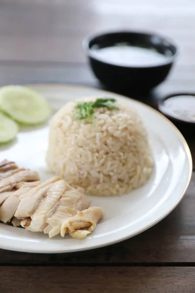 タイ料理グルメ蒸し鶏とライスチャオムンカイ木の背景 — ストック写真