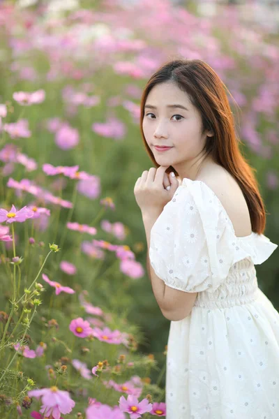 Hermosa Mujer Joven Con Vestido Blanco Sobre Fondo Flores Cosmos —  Fotos de Stock