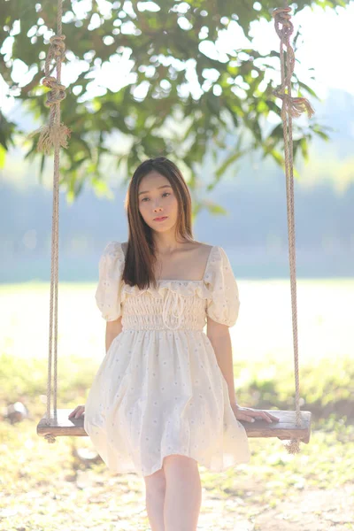 Mulher Bonita Com Vestido Branco Sentado Balanço Fundo Jardim — Fotografia de Stock