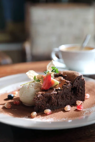 Chocoladetaart Met Ijs Koffiedessert Houten Tafel — Stockfoto