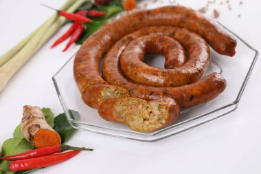 Kuzey Tayland yemekleri, Kuzey Tayland baharatlı sosisleri beyaz arka planda izole edilmiş sokak yemekleri.