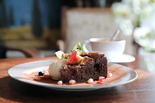 Bolo Chocolate Com Sorvete Sobremesa Café Mesa Madeira — Fotografia de Stock