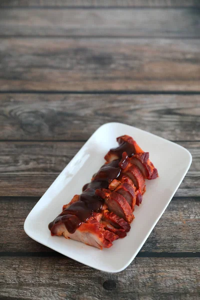 Gebratenes Schweinefleisch Thailändische Gerichte Mit Roter Sauce Auf Holz Hintergrund — Stockfoto