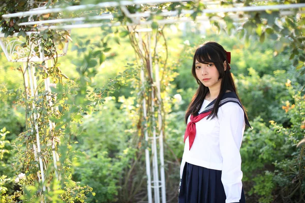 Asiatico Scuola Ragazza Passeggiata Guardando Con Fiore Giardino Sfondo — Foto Stock