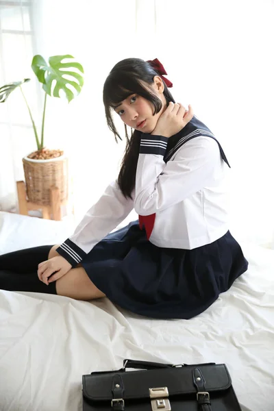 Japonés Escuela Chica Sentado Dormitorio Blanco Tono — Foto de Stock