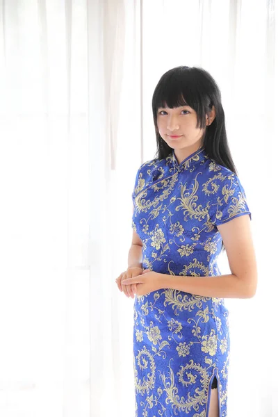 Schoonheid Vrouw Dragen Blauwe Cheongsam Kijken Glimlachen Chinees Nieuwjaar — Stockfoto