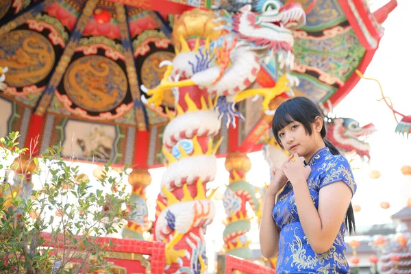 Güzel Kadın Mavi Cheongsam Giyer Çin Yeni Yılda Gülümser — Stok fotoğraf
