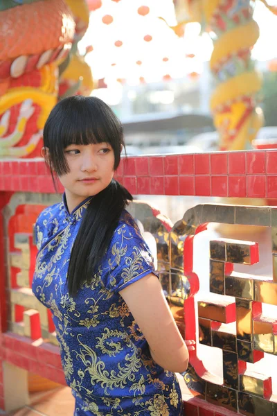 Schönheit Frau Trägt Blaues Cheongsam Suchen Und Lächeln Chinesischen Neujahr — Stockfoto