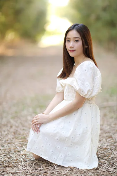 Belle Jeune Femme Avec Robe Blanche Sur Fond Jardin Forêt — Photo