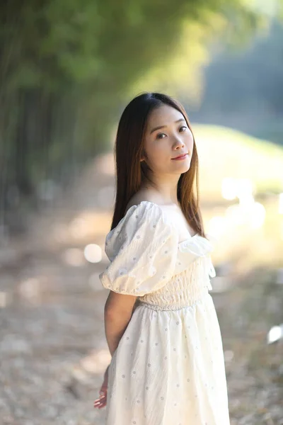 Hermosa Joven Con Vestido Blanco Fondo Del Jardín Del Bosque — Foto de Stock