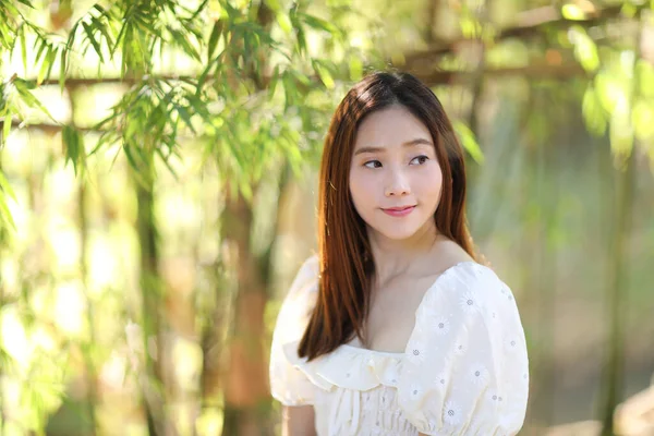 Красива Молода Жінка Білим Платтям Фоні Бамбукового Лісу Саду — стокове фото