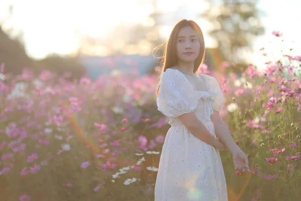 Vacker Ung Kvinna Med Vit Klänning Rosa Kosmos Blommor Bakgrund — Stockfoto