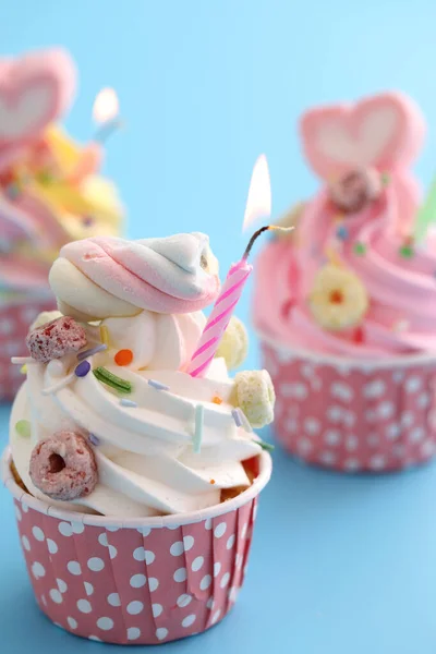 Bunte Cupcakes Mit Kerze Isoliert Blauem Hintergrund — Stockfoto