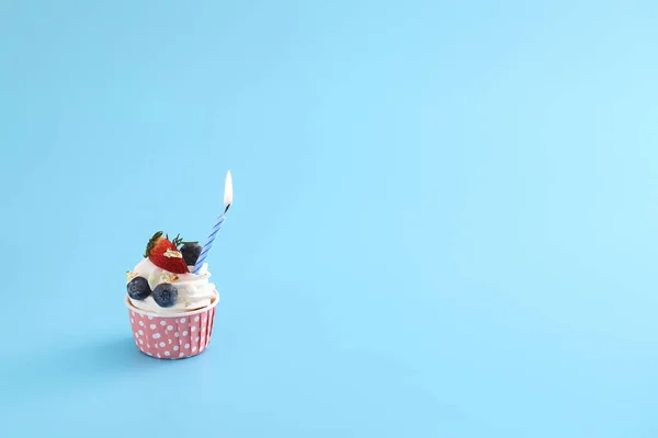 Färgglada Cupcake Med Ljus Isolerad Blå Bakgrund — Stockfoto
