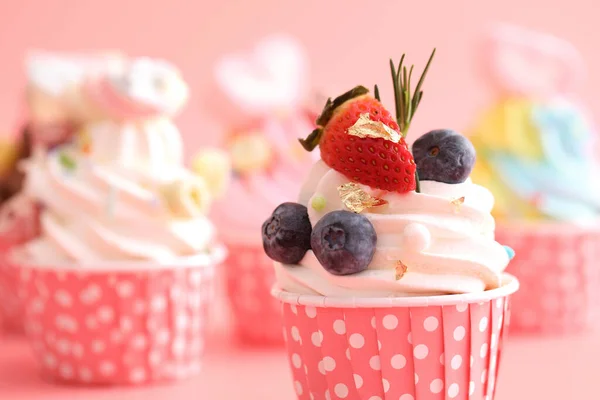 Cupcakes Colorés Isolés Fond Rose — Photo