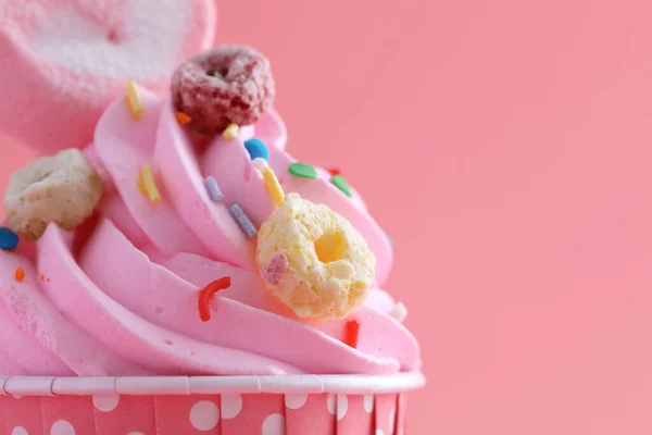Cupcake Izolat Fundal Roz — Fotografie, imagine de stoc