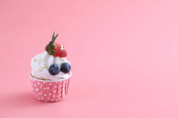 Cupcake Aux Fruits Isolé Fond Rose — Photo