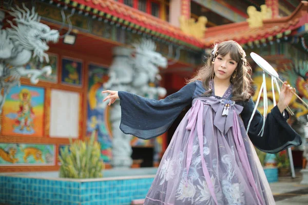 Retrato Uma Menina Com Traje Vestido Chinês Lolita Com Jardim — Fotografia de Stock